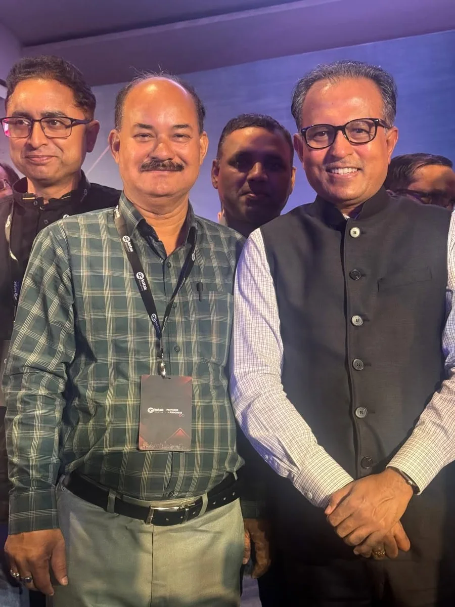 कल कोटक म्युचुअल फंड के एम डी, मेंबर SEBI और मेंबर IRDA एवं म्युचुअल फंड इंडस्ट्री के बादशाह श्री नीलेश शाह जी के साथ होटल HAYAT DELHI में एक कॉन्फ्रेंस हुई और उनके साथ फोटो खिंचवाने का मौका मिला।